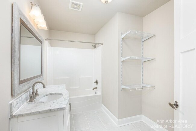 Building Photo - 2 Maple Vlg Ct