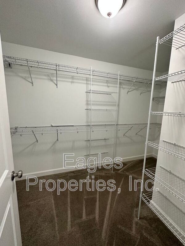 Building Photo - 451 Fallingbrook Dr