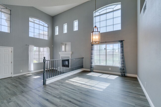 Building Photo - BEAUTIFUL POOL HOME W/RV