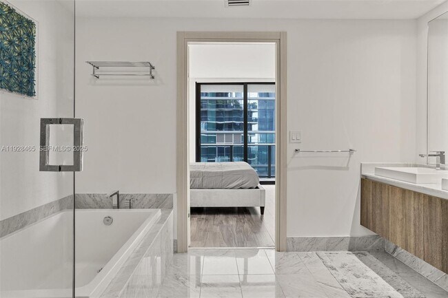 Building Photo - 801 S Miami Ave