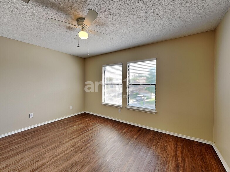 Building Photo - 11011 Victors Hl