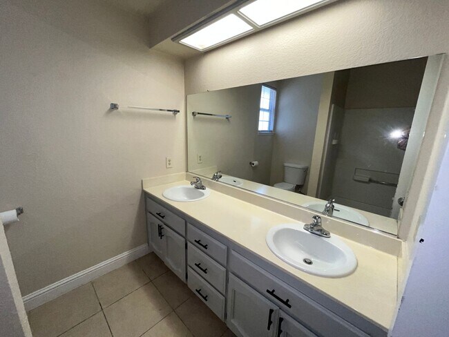 Building Photo - Two Story, 4BR/2.5BA, Very Large Backyard ...