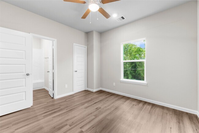 Building Photo - 8161 Tate St