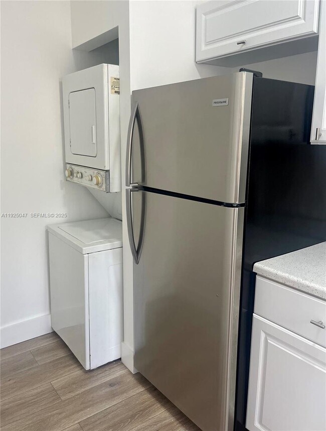 Building Photo - 842 Himmarshee St