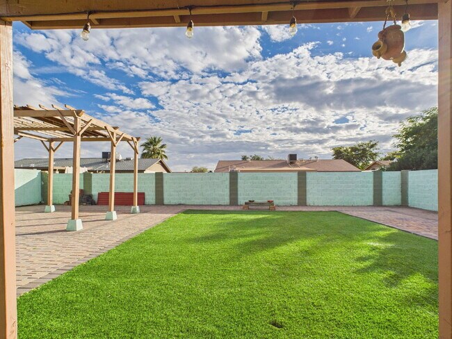 Building Photo - Desert Valley Estates Charm