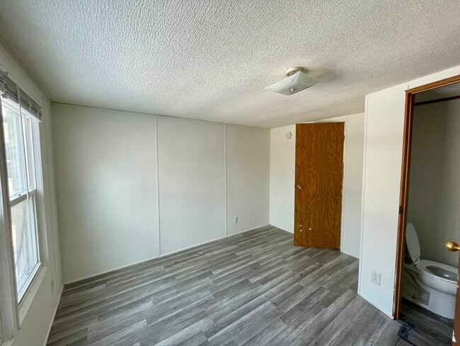 Building Photo - Modern 2 Bed 2 Bath Section 8