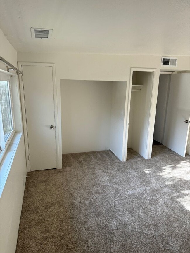 Building Photo - Back Unit of a Great Duplex in the Heart o...