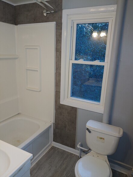 Building Photo - 102 E Hamilton St