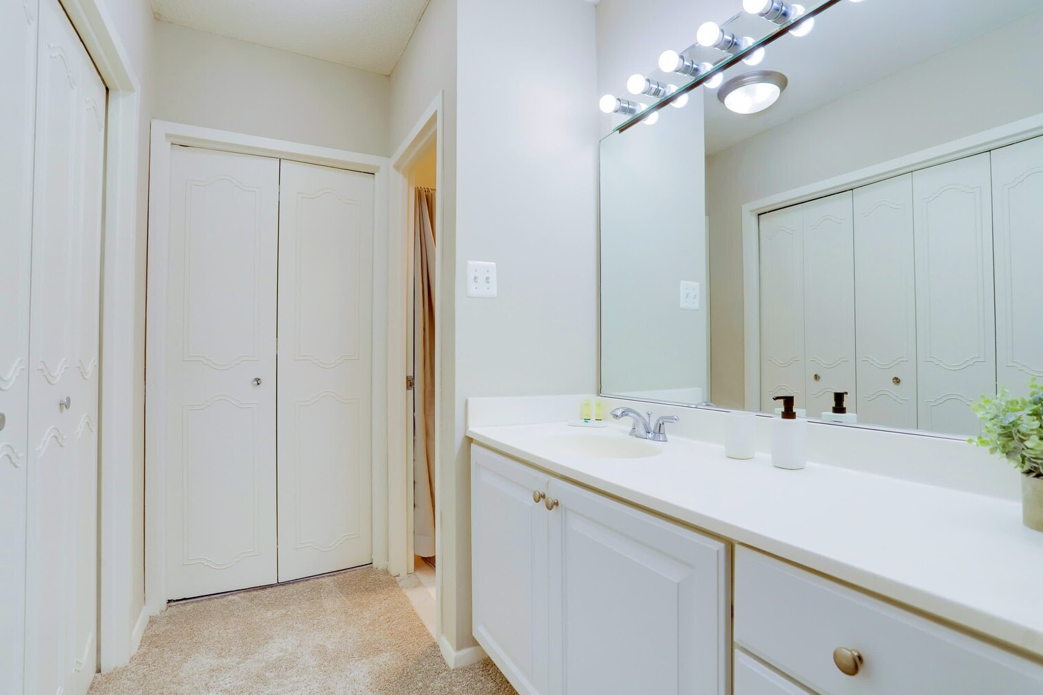 Building Photo - 1600 S Eads St