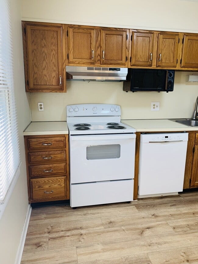 Building Photo - 64 Queen Ave