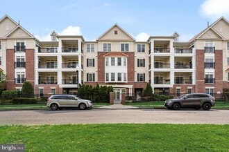 Building Photo - 2022 Crescent Wy