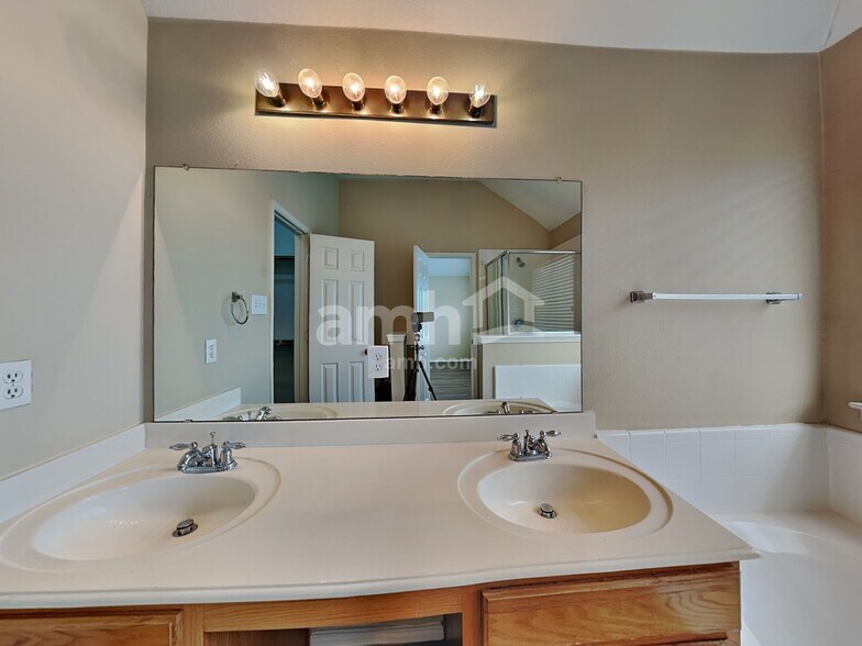 Building Photo - 210 Hilltop Dr
