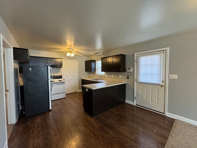 Building Photo - 2009 Grandhaven Dr