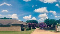 Building Photo - Garden Home