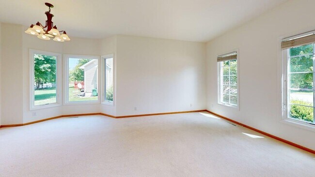 Building Photo - Executive Home in Ames