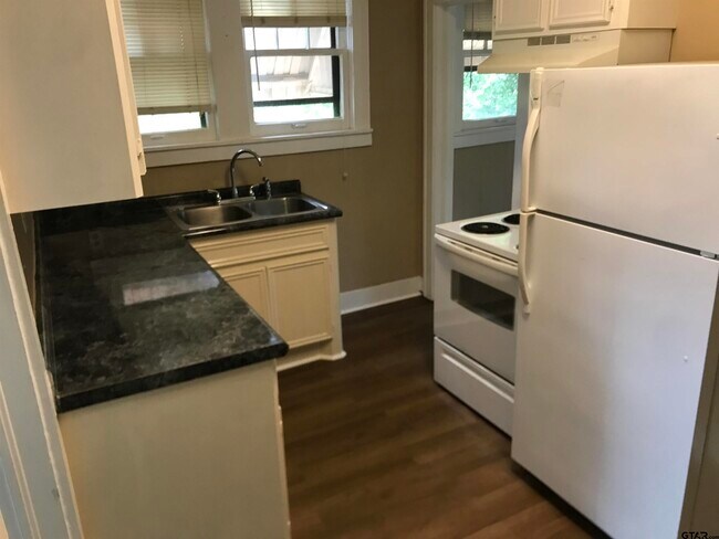 Building Photo - 208 W Phillips St