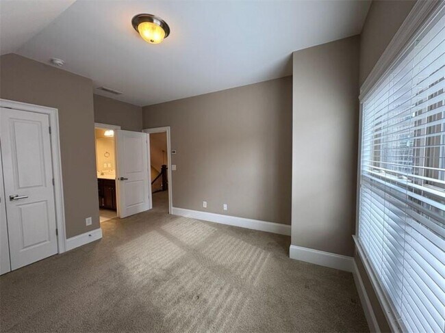 Building Photo - 3720 Kennent Square