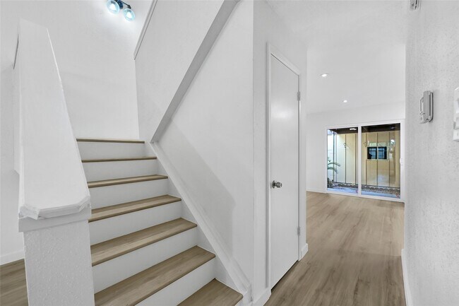 Building Photo - 12527 Wellington Park Dr