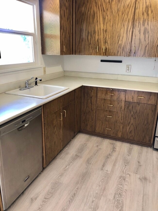 Building Photo - Spacious Wedgewood 3 bed/2 bath with fence...