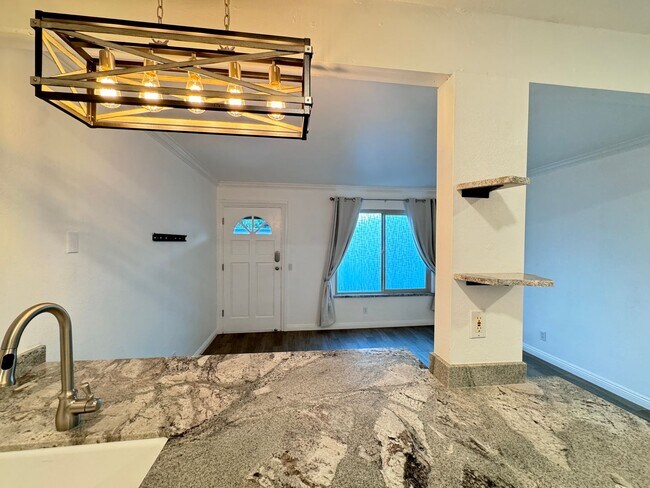 Building Photo - Beautifully Remodeled 1 BD, 1 Mile to beach