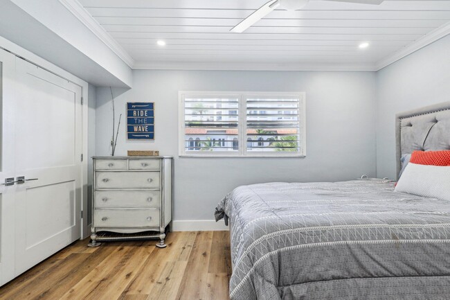 Building Photo - 200 E Royal Palm Rd