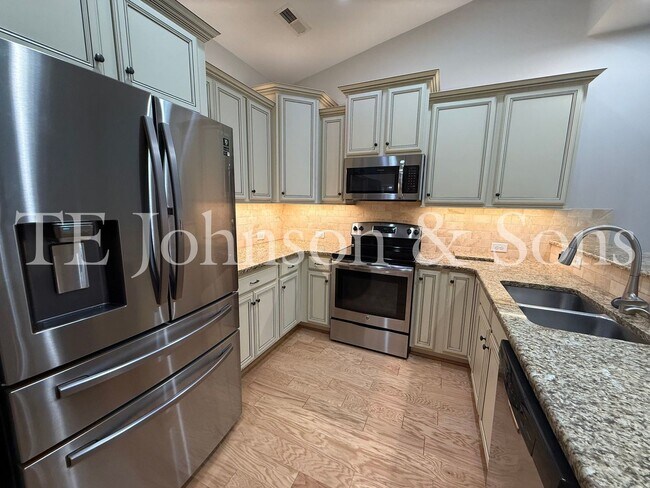 Building Photo - Beautifully Appointed Home in Clemmons