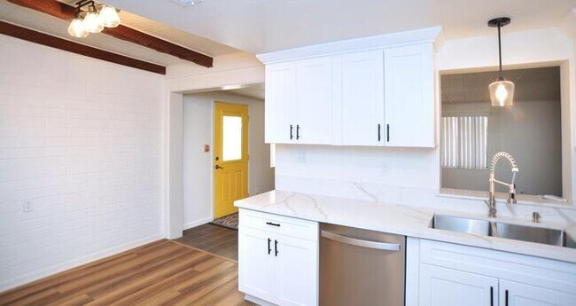 Building Photo - Ranch Style home in the Garden District