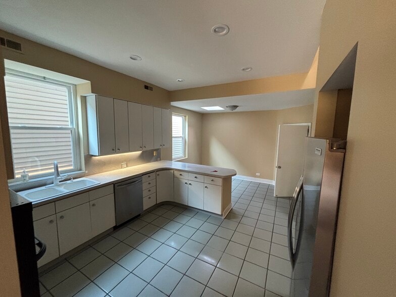 Building Photo - 2642 N Wilton Ave