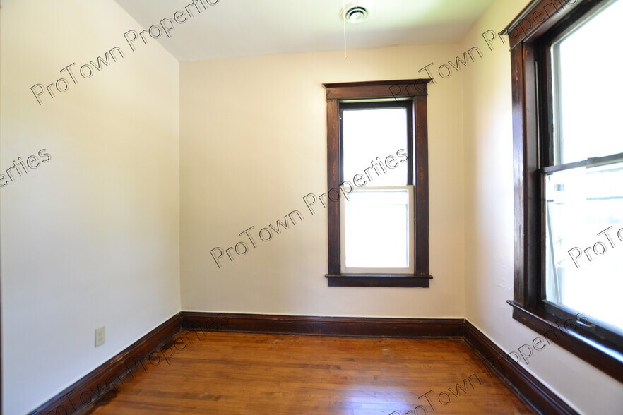 Building Photo - 835 N Broadway St