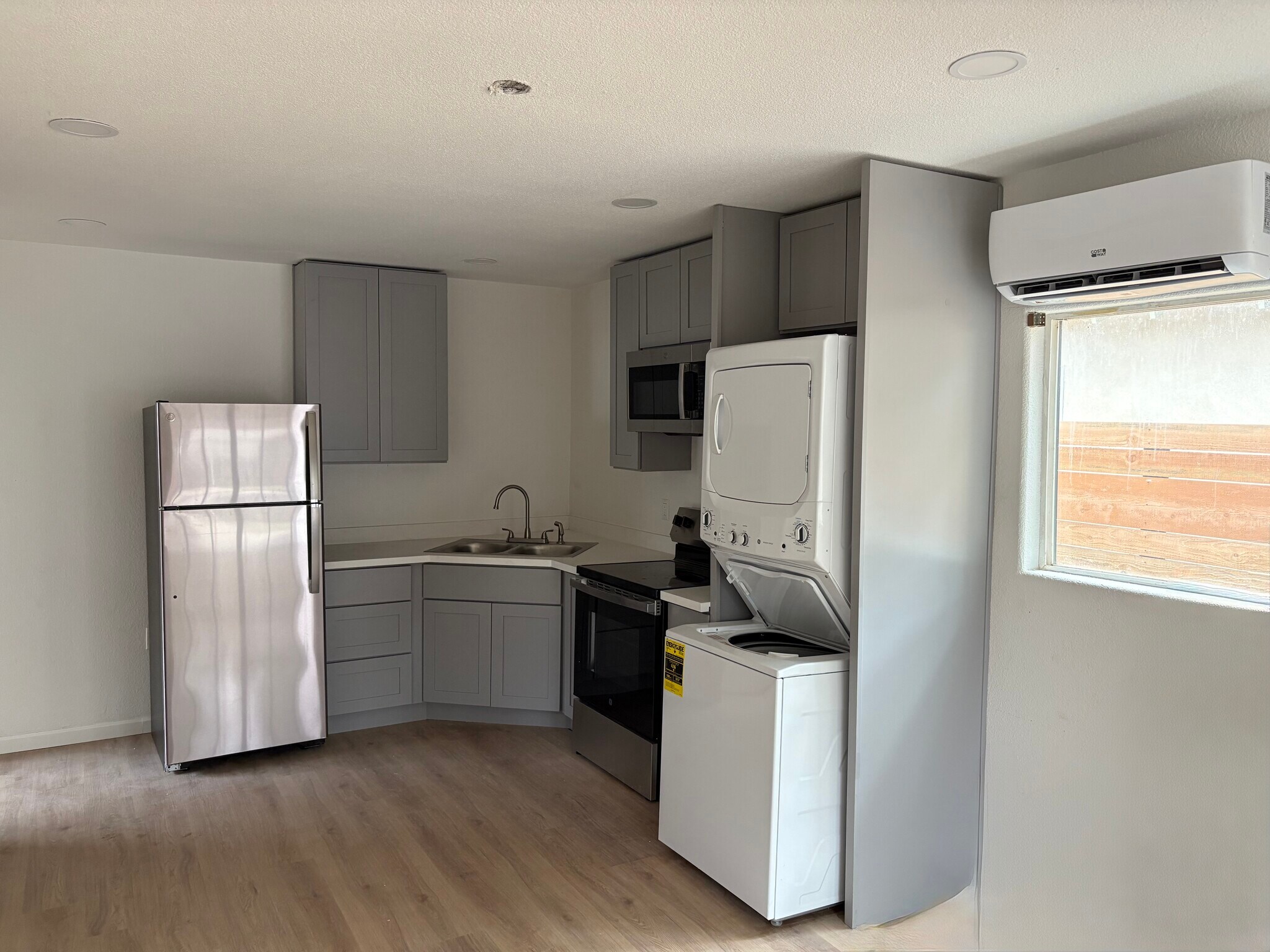 Kitchen (#A) - 214 Kimble St