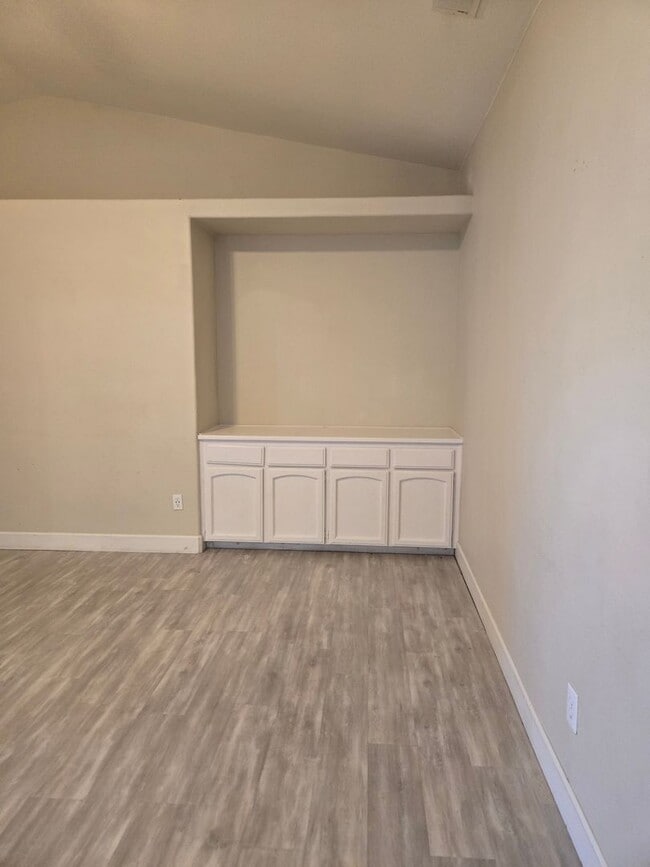 Building Photo - Four bedroom w/ Studio