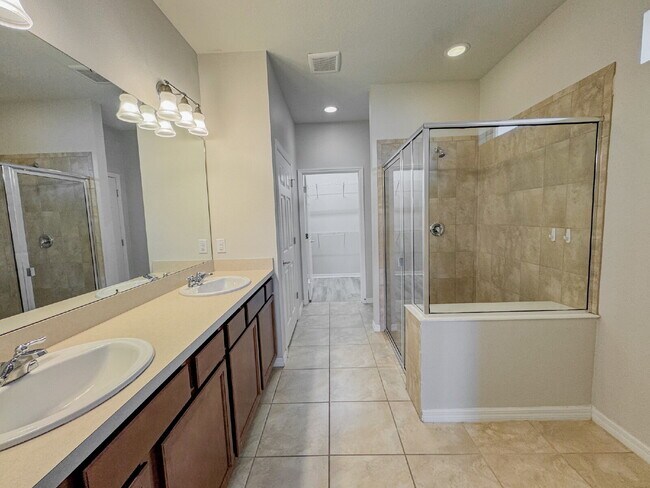 Building Photo - Gorgeous 4 bedroom 2 bath home in luxuriou...