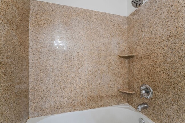 Building Photo - Move-in ready 2-bedroom 2-bath condo in th...