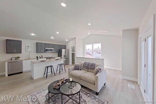 Building Photo - 695 Livernois St