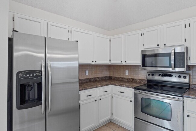 Building Photo - 1721 Colonial Ct