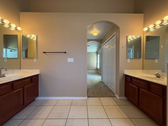 Building Photo - 2735 Cedaridge Cir