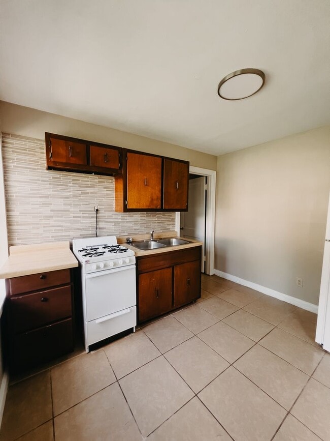 Building Photo - 1 Bedroom Duplex