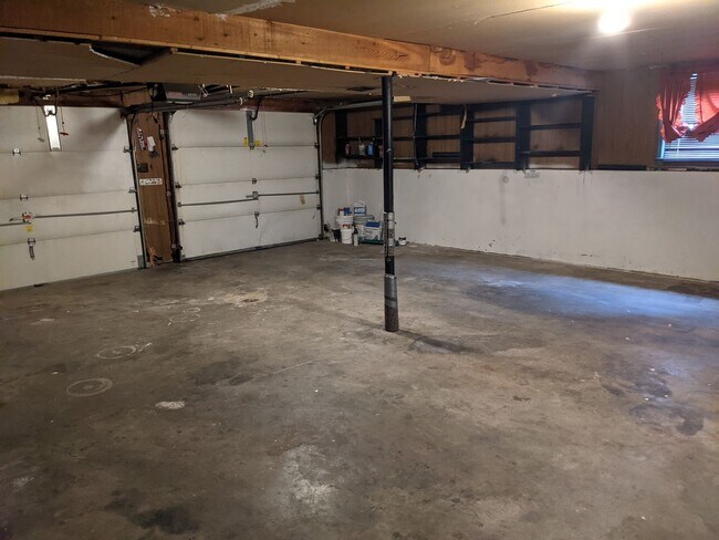Building Photo - Recently updated Raytown single family home