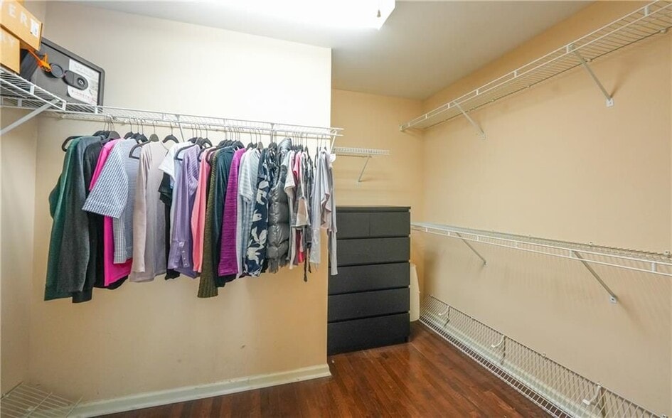 Building Photo - 350 Scarborough Way