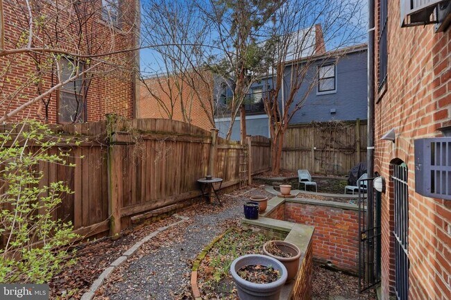 Building Photo - 1002 N St NW