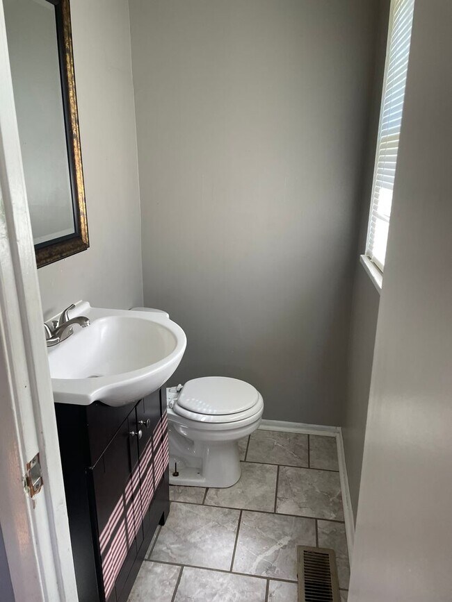 Building Photo - 4 bed 2.5 bath