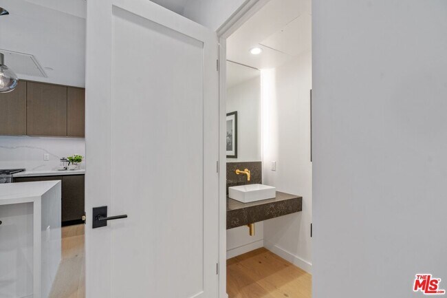 Building Photo - 855 N Detroit St