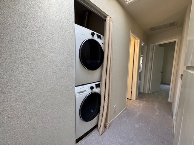 Building Photo - Nicely updated 3 bedroom, 2 bath 2 story t...