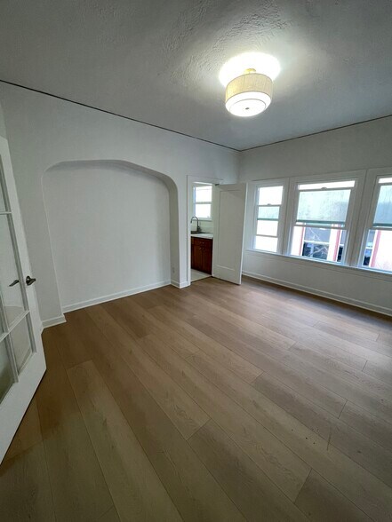 Building Photo - 129 1/2 N Kenmore Ave