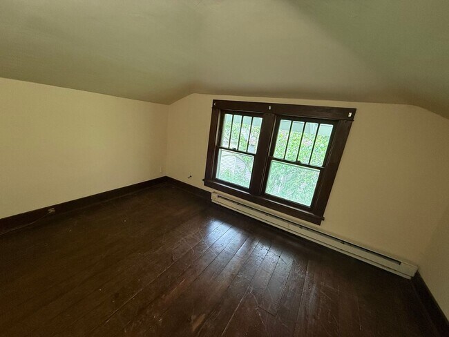 Building Photo - 4 Bedroom Home