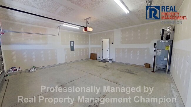 Building Photo - Spacious Home with Fenced Back Yard Convenient to Camp Lejeune