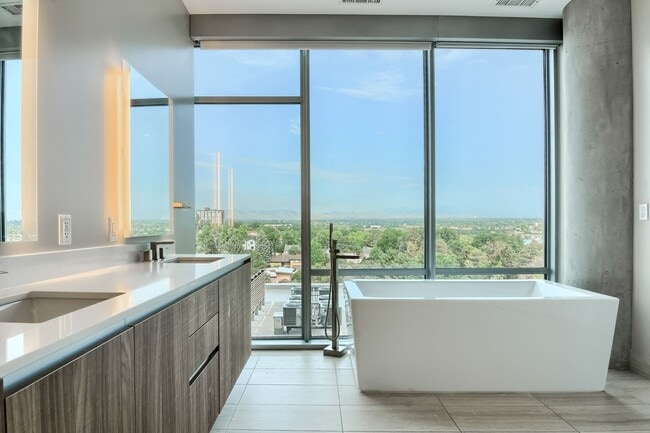 Building Photo - Two Bedroom Penthouse in Denver
