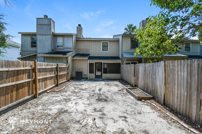 Building Photo - 5577 Cabot Dr N