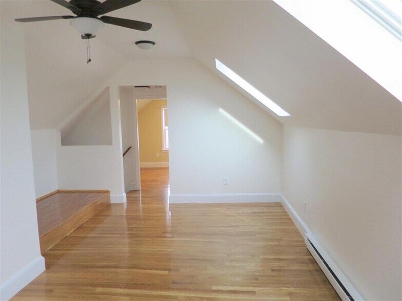 Building Photo - 1098 Fellsway