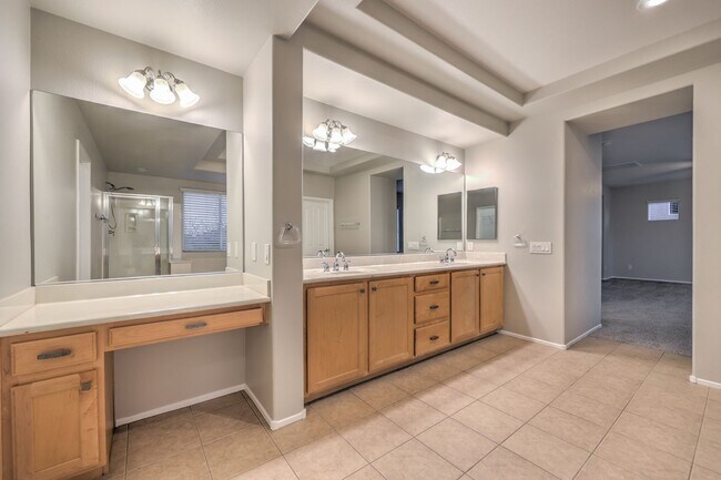 Building Photo - Gorgeous 6Bed/5Bath/4Car, 2-Story Home located in the Mountains Edge